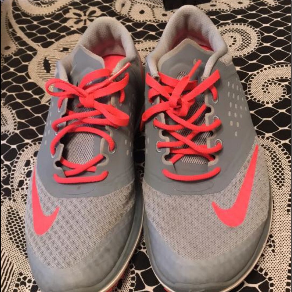 Size 7 Nike Tennis Shoes